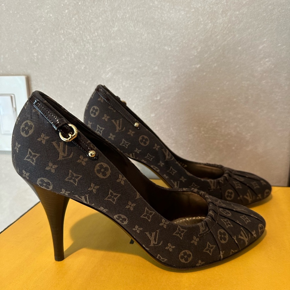 Louis Vuitton
Cloth heels
40EU
Good condition
Brown, Cloth